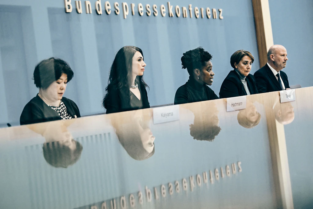 Bei einer Pressekonferenz sprechen die Vertreterinnen der Migrantenverbände (v.l.): Mika Kaiyama (LAMSA), Eter Hachmann (DaMOst), Karen Taylor (BKMO) und Mehtap Çağlar (TGD)