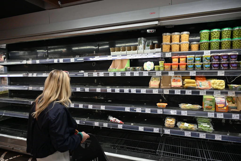 Leere Regale in einem Supermarkt in Neapel