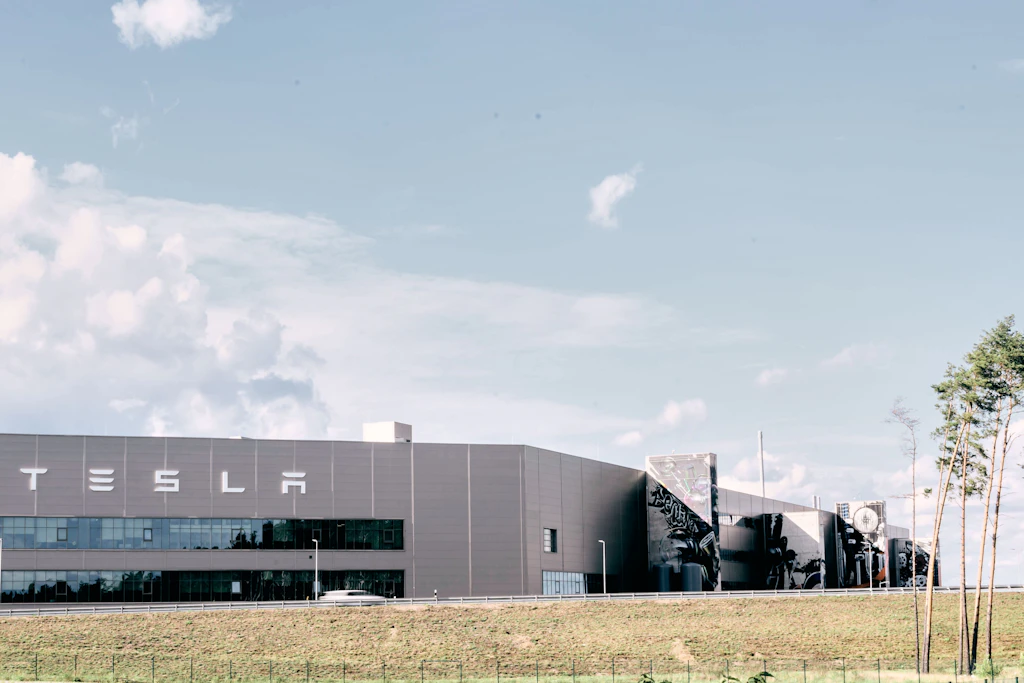 Was würde ein Zusammenschluss von Tesla und SpaceX für das Werk Grünheide bedeuten? Was der Börsenexperte Stefan Riße dazu sagt.
