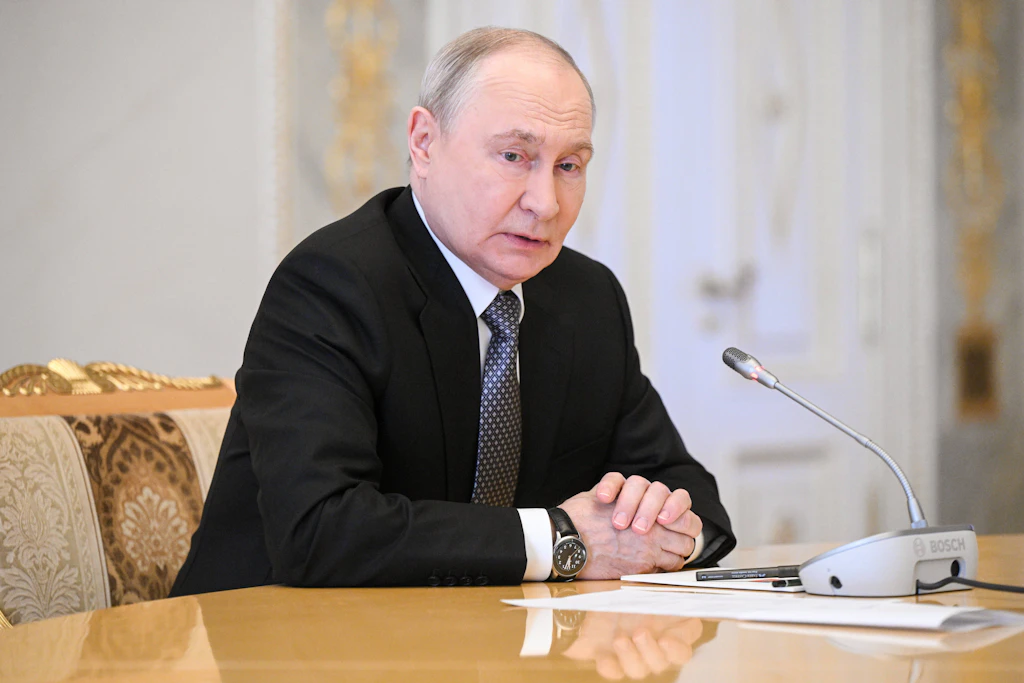 Russlands Präsident Wladimir Putin beim Treffen mit US-Unterhändler Steve Witkoff in St. Petersburg. Nach Kreml-Angaben ist Moskau grundsätzlich zu neuen Dreiergesprächen bereit.