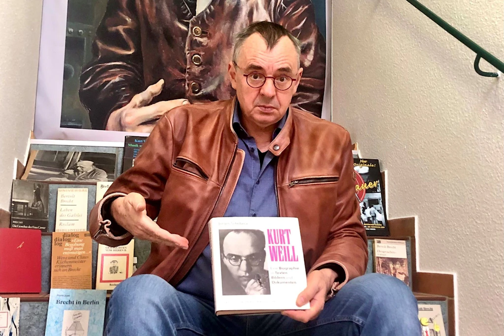 Brecht-Abend in Nordhausen: Frank Fröhlich lädt mit Gitarre und Weill-Buch zu „Radwechsel“ ein.