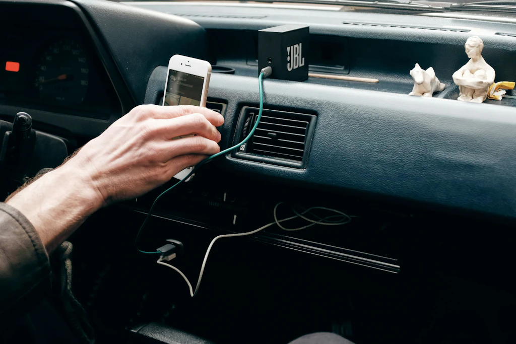 Ablenkung am Steuer: Wann es teuer wird – und was für Touchscreens im Auto gilt