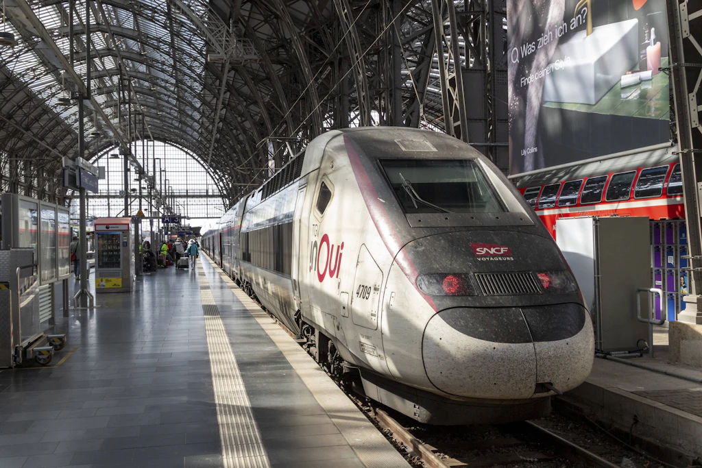 Die Berlin-Verbindung ist außer Betrieb, doch zwischen Frankfurt am Main und Paris Est sind weiter Züge unterwegs. Ein TGV der französischen Staatsbahn SNCF hält in Frankfurt.