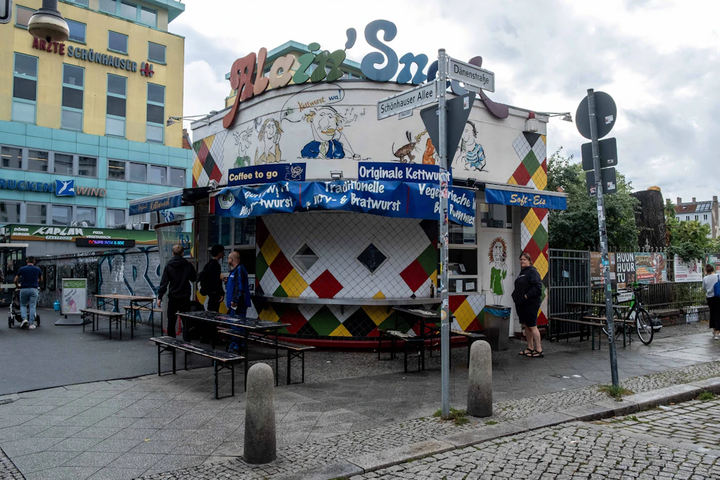 Kult-Imbiss auf der Schönhauser-Allee-Brücke: Alain André verkauft seit mehr als drei Jahrzehnten Ketwurst. Inzwischen kostet das Fastfood aus DDR-Zeiten 3,90 Euro.