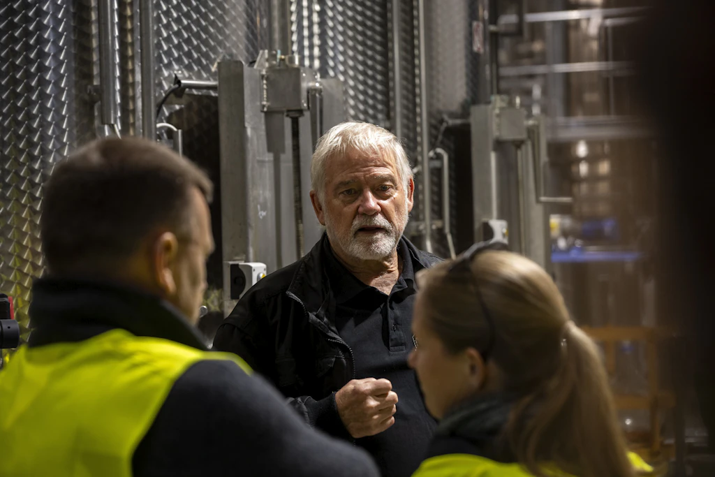 Die moderne Kelterei auf dem Weingut Schloss Rattey, hier bei einer Führung mit Chef Stefan Schmidt
