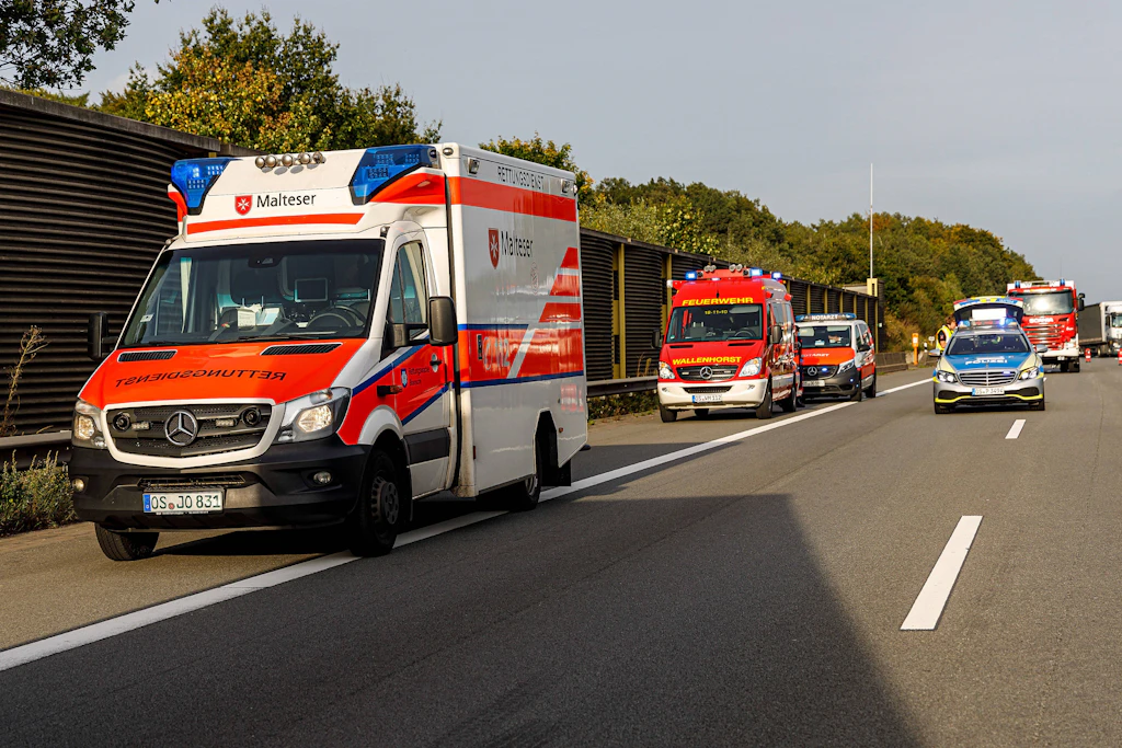Unfall auf der A14: Nach dem Zusammenstoß zwischen zwei Transportern wurden drei Menschen verletzt (Symbolbild).