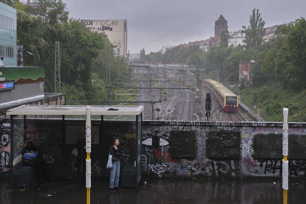 Ein Verkehrsbauwerk mit drei Etagen: Vom Viaduktbahnhof Schönhauser Allee der U2 fällt der Blick auf die Haltestelle der M1 und in den Ringbahngraben mit einer S-Bahn.