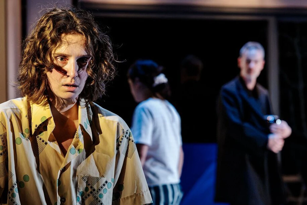 „Antigone. Der Abschied“ von Alexander Zeldin in der Schaubühne. Szene mit Julia Windischbauer (l.) und Jörg Hartmann (r.)