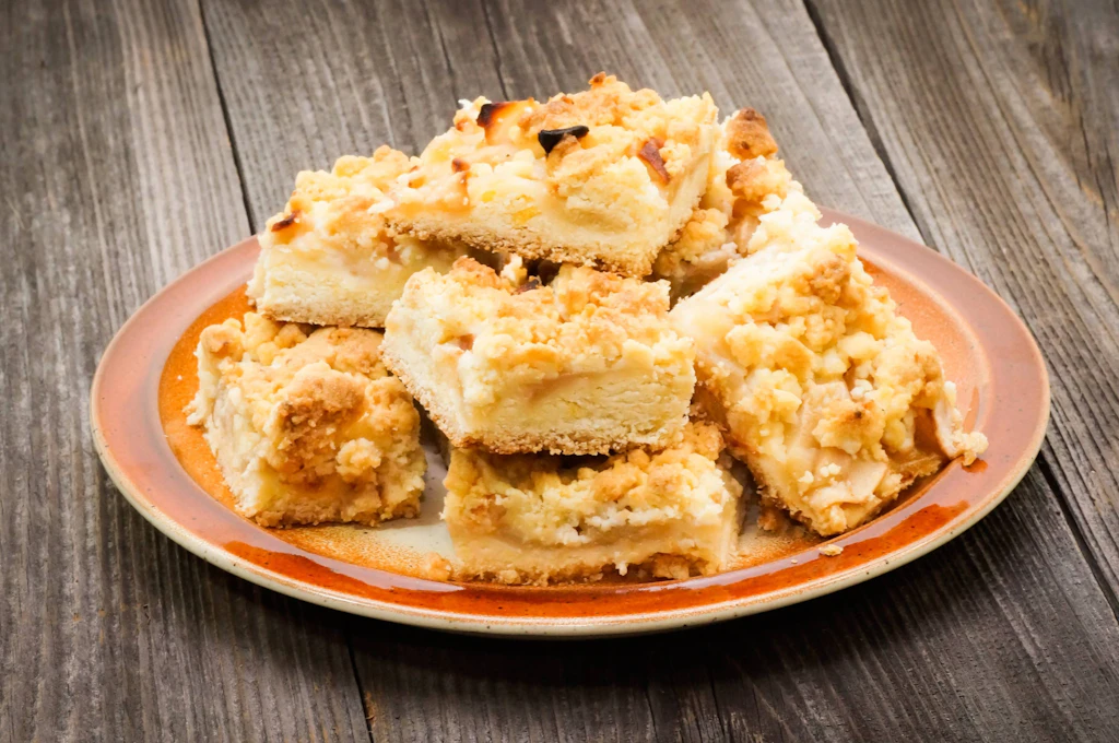 Apfelkuchen vom Blech wie in der DDR: Omas Kühlschrank-Trick macht die Streusel perfekt