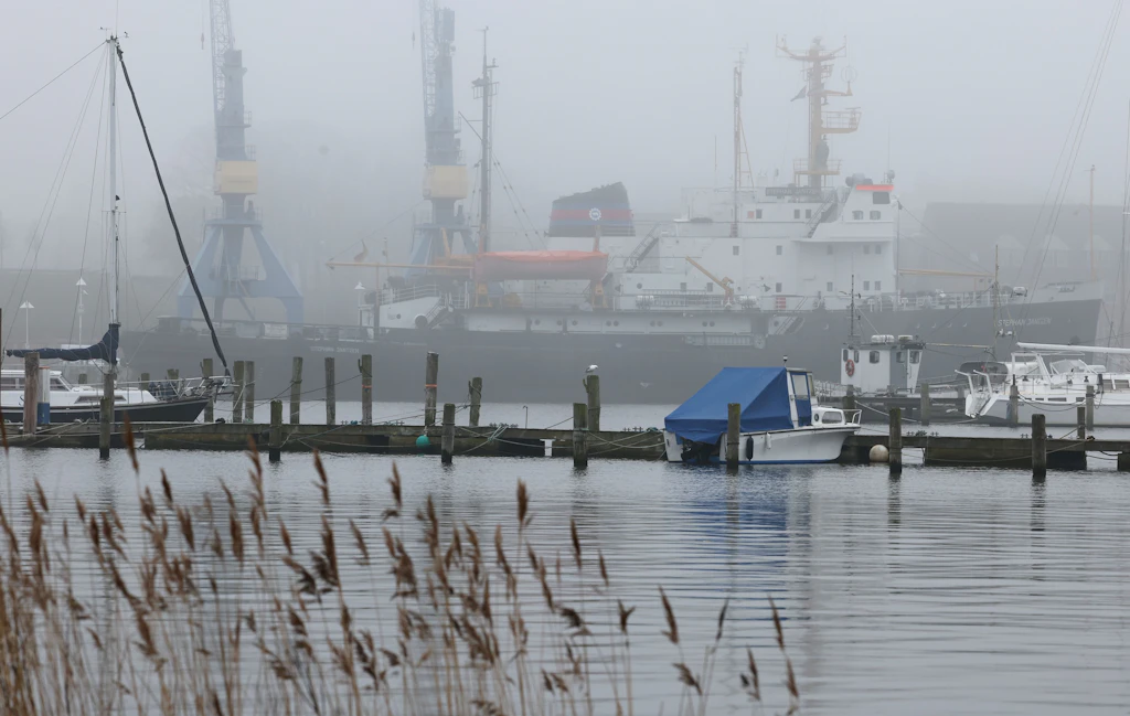 Boot sinkt im Rostocker Stadthafen – Wasserschutzpolizei ermittelt