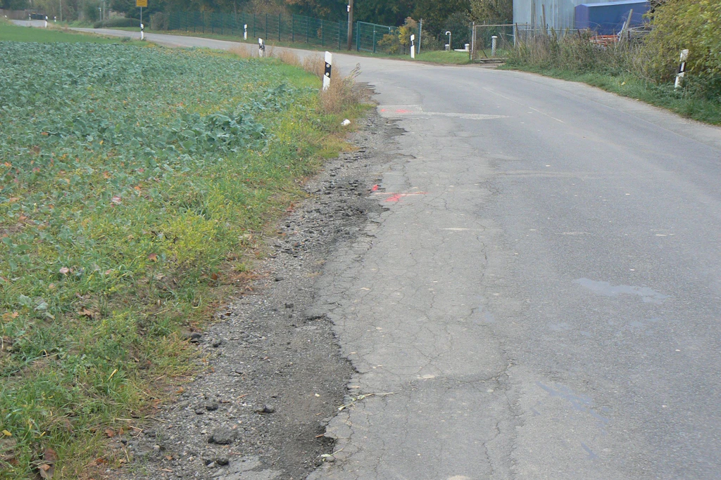 K 9002 bei Sobrigau: An der Kreisstraße wird der Asphalt auf einem rund 300 Meter langen Abschnitt erneuert.
