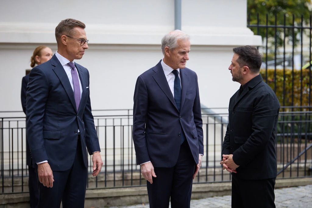 Der ukrainische Präsident Wolodymyr Selenskyj (r), Norwegens Ministerpräsident Jonas Gahr&nbsp;Støre und der finnische Präsident Alexander Stubb (l) bei einem Treffen in Oslo.