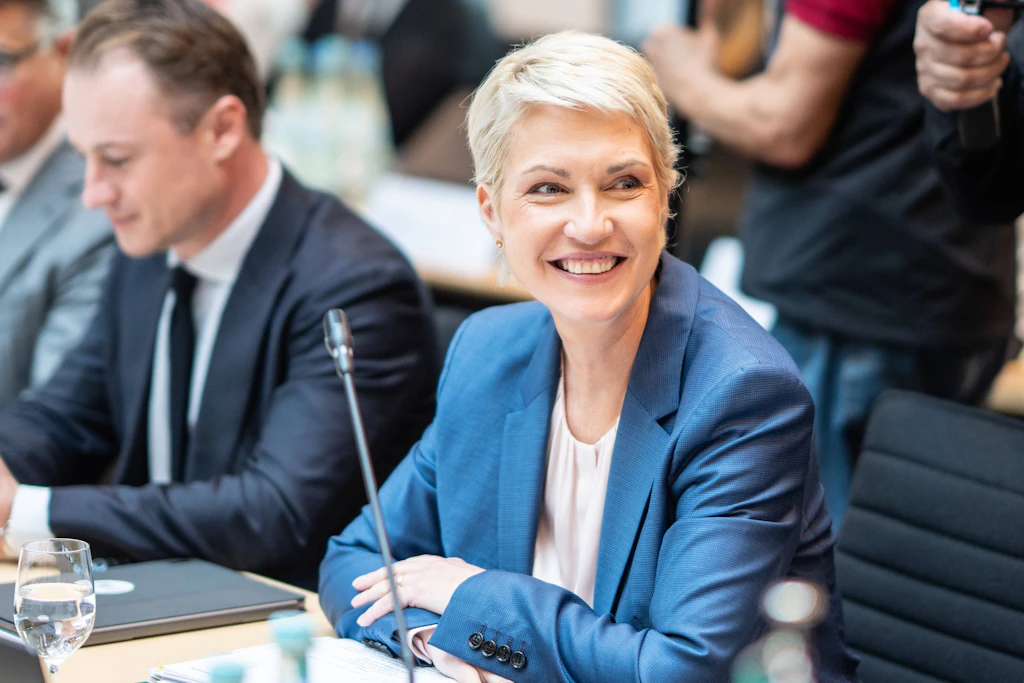 Am 22. Oktober sprach sich Ministerpräsidentin Manuela Schwesig für eine Bund-Länder-Arbeitsgruppe zur Vorbereitung eines AfD-Verbotsverfahrens aus.