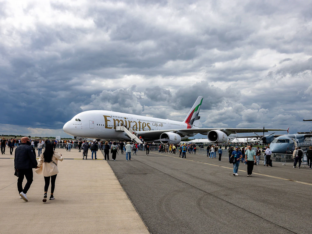 Bislang kommt Emirates nur zur Luftfahrtausstellung ILA in die Hauptstadt-Region. Ein Airbus A380 der Airline steht auf dem Ausstellungsgelände bei Schönefeld.