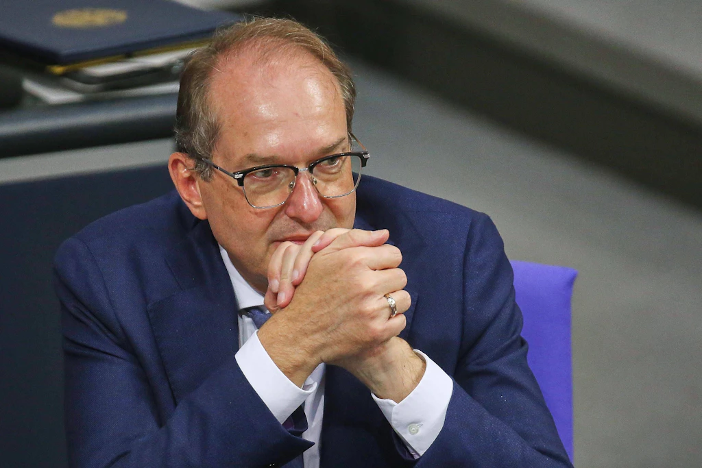 Bundesinnenminister Alexander Dobrindt lässt die ihm unterstehenden Behörden die Lage beobachten.