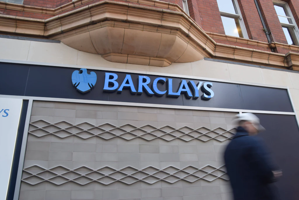 Ein Passant geht an einer Barclays-Filiale in London vorbei: Der Stellenabbau bei der britischen Großbank betrifft vor allem Verwaltung und IT.