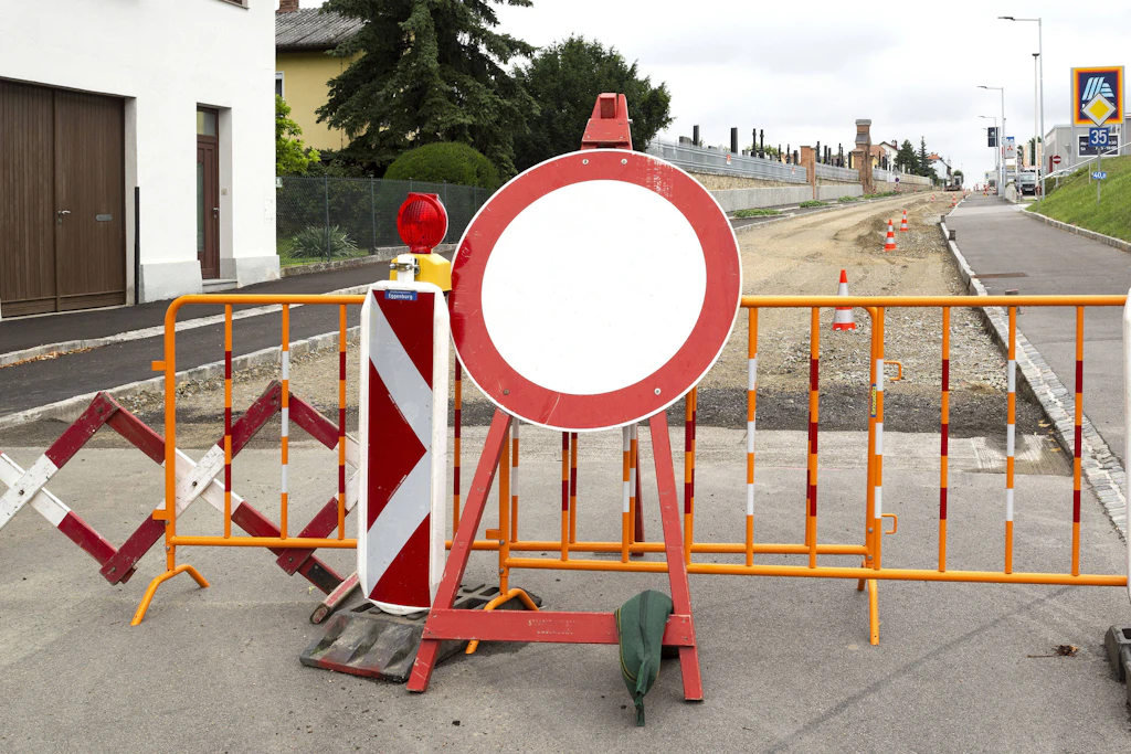 Straßenbau: Wegen einer Havarie an einer Trinkwasserleitung ist die Lindenstraße in Werdau voll gesperrt (Symbolbild).