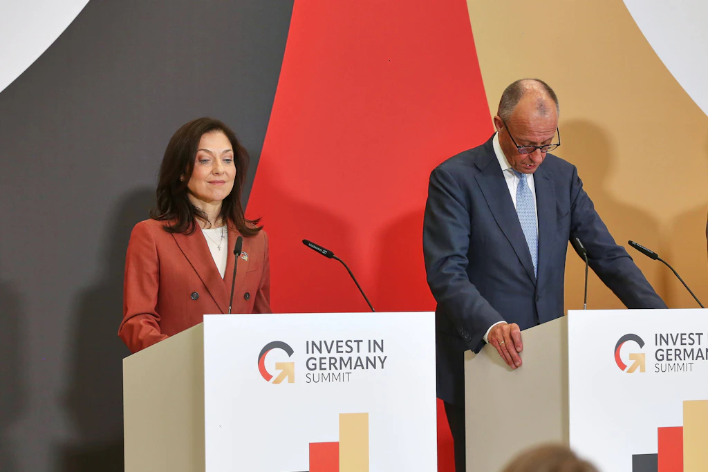 Wirtschaftsministerin Reiche und Bundeskanzler Merz am 20. Oktober beim Gipfel „Invest in Germany“ in Berlin. Symbolbild.