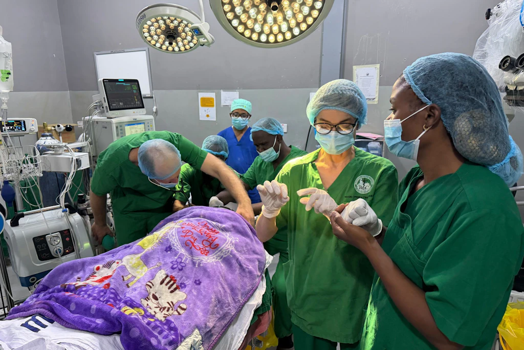 OP in Mwanza: Das Team der Medizinischen Universität Lausitz arbeitet mit Kollegen im Bugando Medical Centre bei einem neurochirurgischen Eingriff.