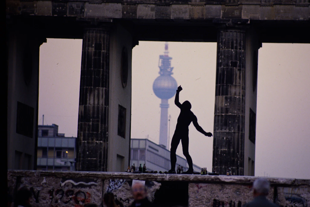 Balanceakt auf der Mauer kurz nach dem Fall der Mauer 