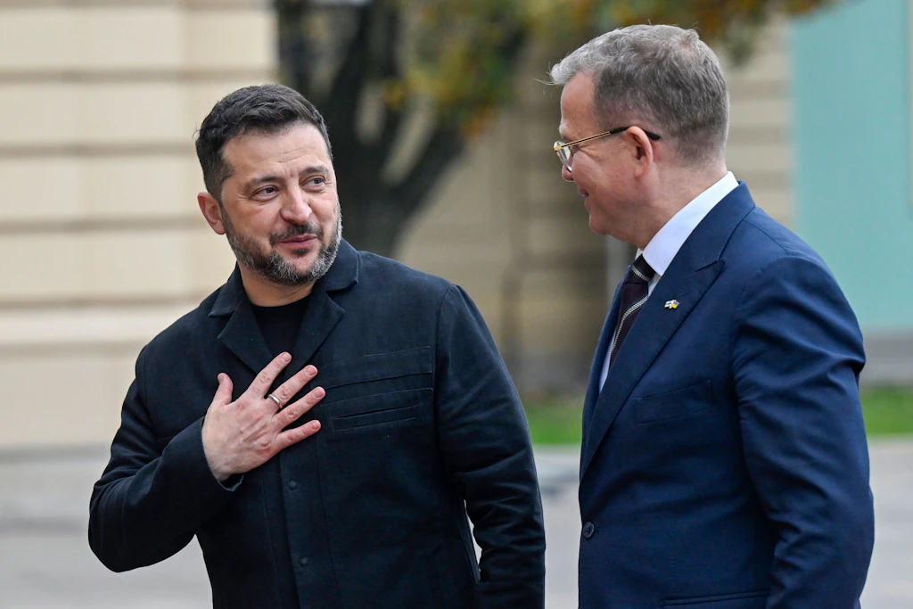 Wolodymyr Selenskyj (l.) begrüßt Finnlands Ministerpräsidenten Petteri Orpo in Kiew. Die Ukraine will mit finnischer Hilfe ein eigenes Satellitenkommunikationssystem entwickeln.