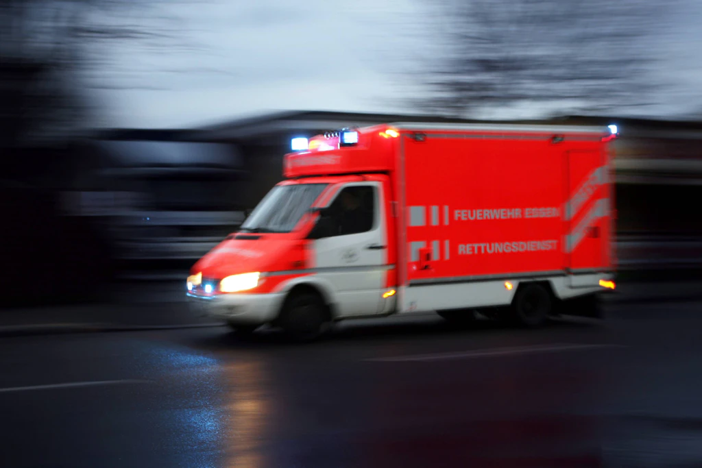 Unfall in Leipzig: Bei der Kollision von Transporter und Linienbus wurden fünf Menschen verletzt, zwei davon schwer (Symbolbild).