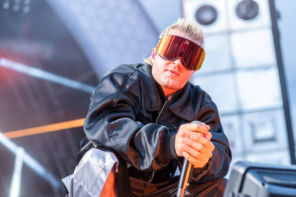 „Müssen uns zum Glück zwingen“: Rapper Ski Aggu verbietet Handys bei seinen Shows