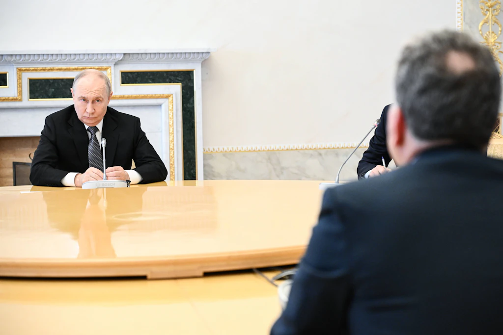 Kremlchef Wladimir Putin am 21. Oktober 2026 bei einem Treffen mit Steve Witkoff im Konstantin-Palast bei St. Petersburg