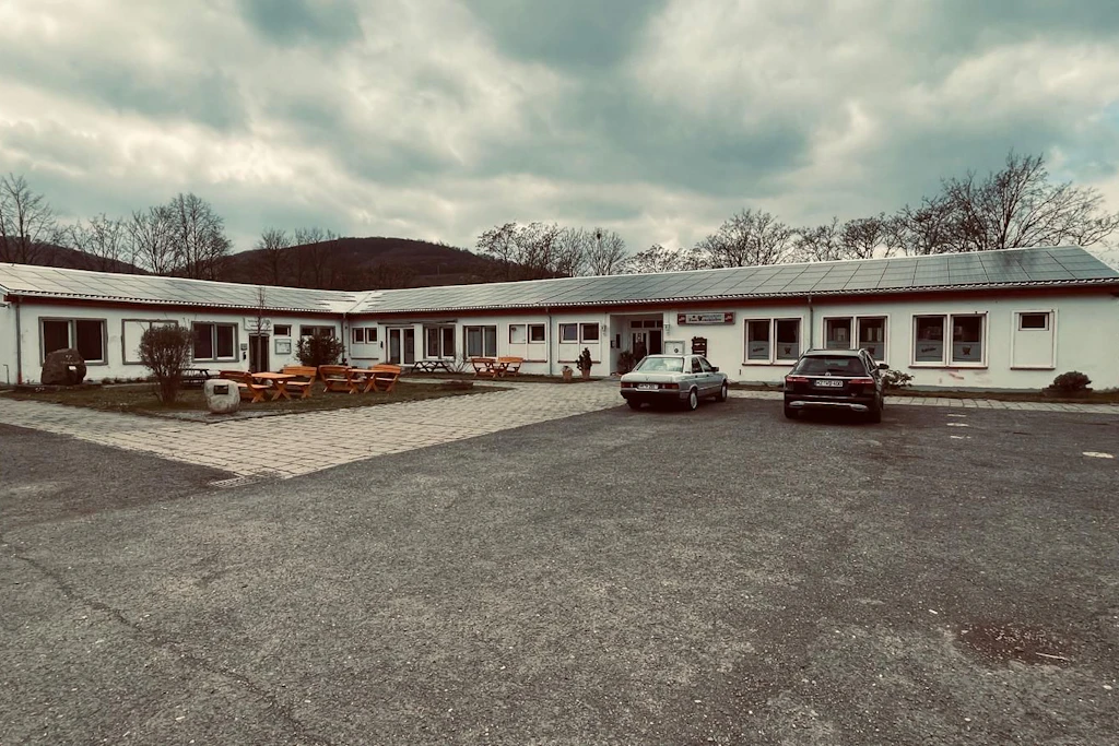 Projekt „Alte Schule, neue Heimat“. Die frühere Diesterweg-Schule öffnete 1976, nach ihrer Schließung bauten Einwohner und Mitglieder das Gebäude in Eigenregie um.