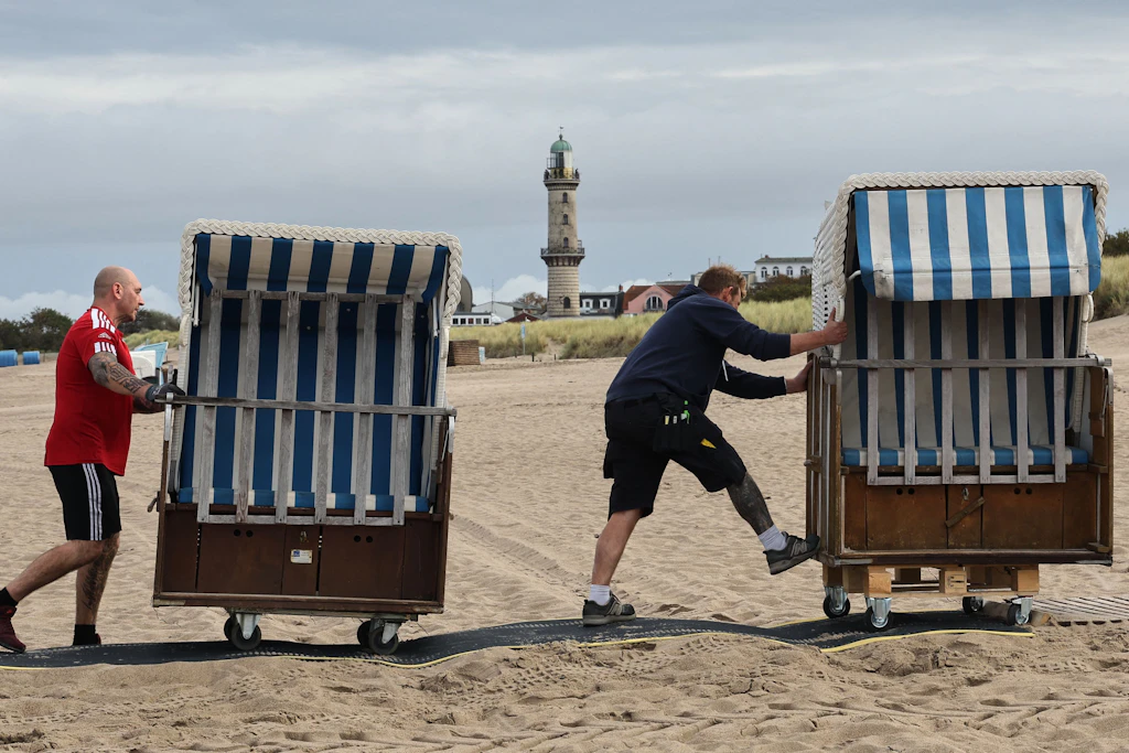 Strandkörbe werden vom Ostseestrand ins Winterquartier gebracht.