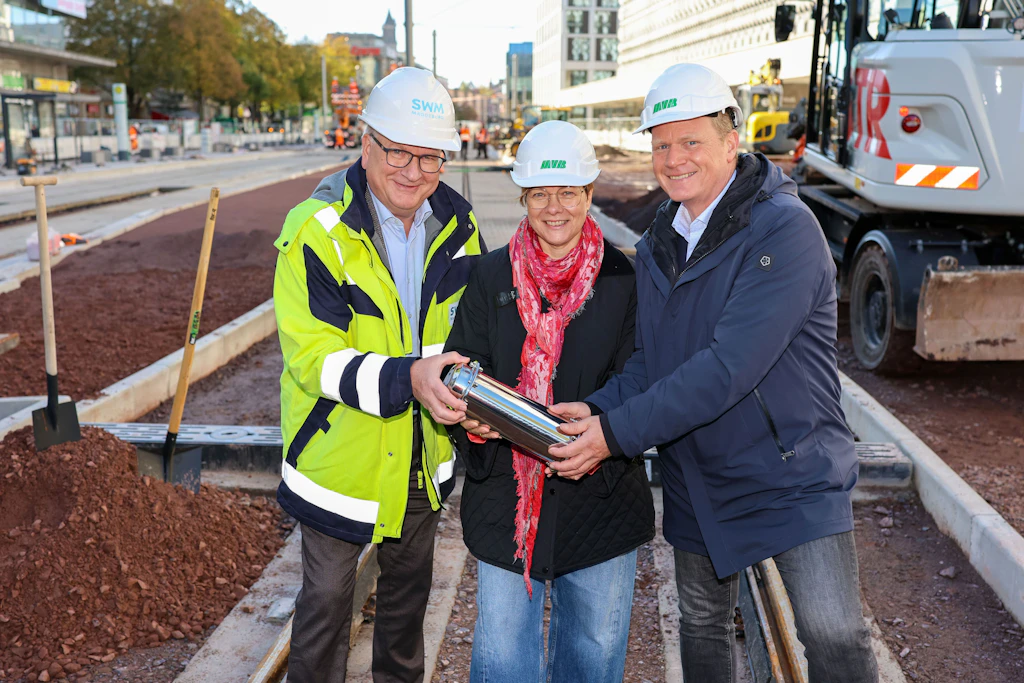 Jörg Rehbaum, Beigeordneter für Umwelt und Stadtentwicklung in Magdeburg, MVB-Geschäftsführerin Birgit Münster-Rendel und Andreas Fedorczuk, technischer Geschäftsführer der SWM (v.r.).