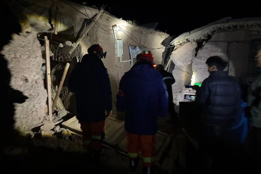 Feuerwehrleute inspizieren ein vom Erdbeben betroffenes Dorf im Kreis Baqen der Stadt Nagqu in der Autonomen Region Xizang im Südwesten Chinas.