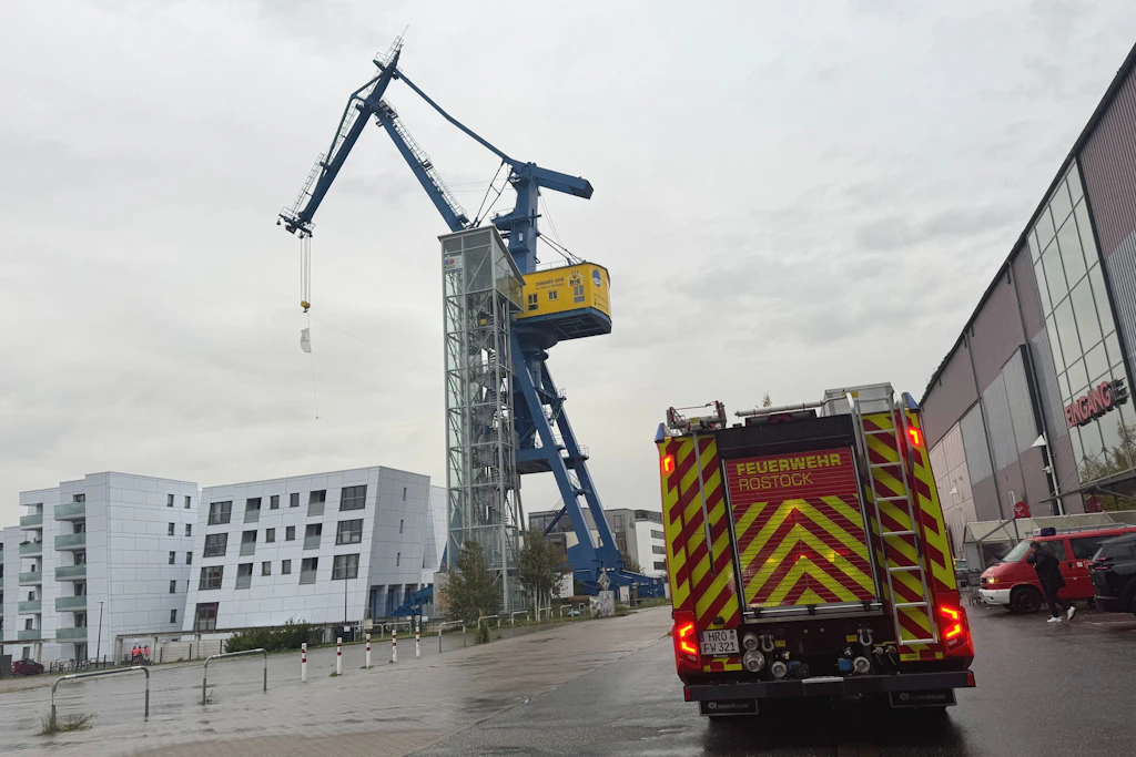 Sturm verhindert Rückbau des Rostocker Krans: Anwohner für mindestens eine Woche evakuiert