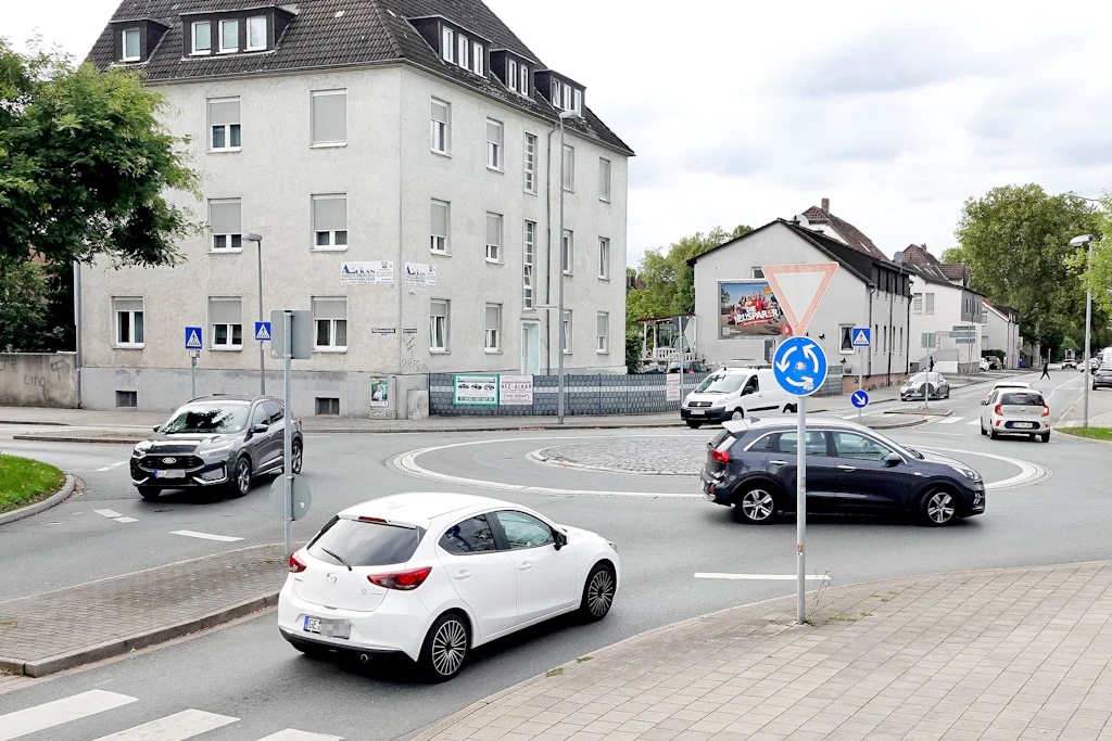  Steht das Kreisverkehr-Zeichen unter „Vorfahrt gewähren“, bleibt der Blinker beim Einfahren aus. Beim Rausfahren ist er Pflicht. (Symbolbild)