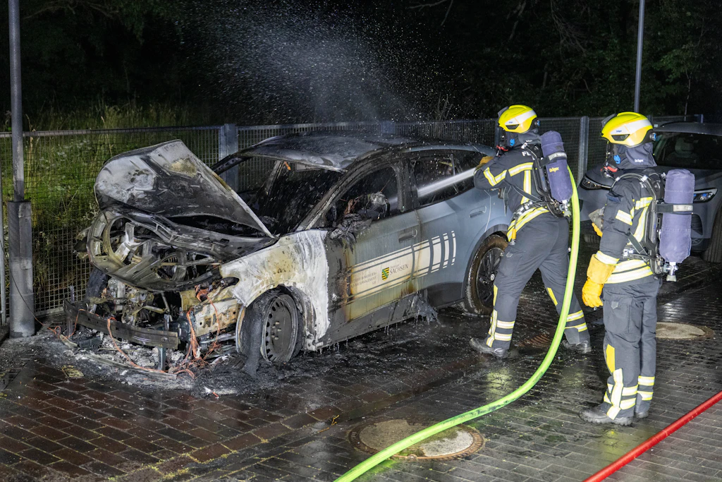 Die Feuerwehr löschte im Juli drei Fahrzeuge des Sächsischen Immobilienmanagements vor der Leipziger Filiale in der Südvorstadt. 