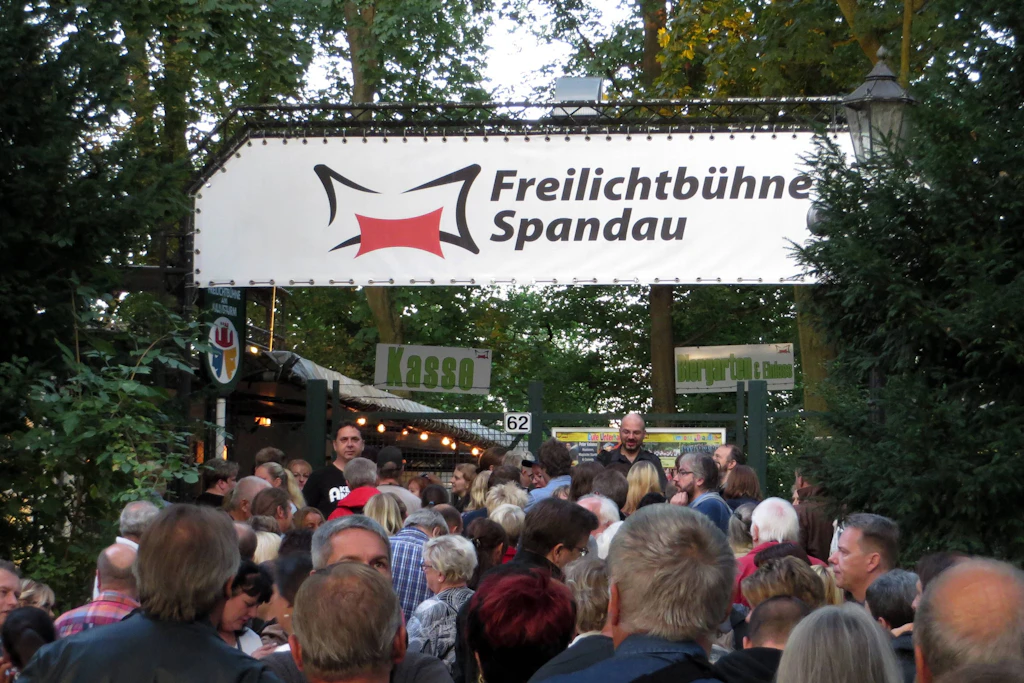 Schauspieler Volker Metzler erinnert sich an seinen ersten Auftritt 1990 in Spandau vor westdeutschem Publikum.
