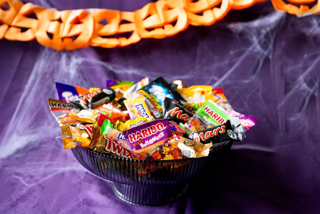 Schon vor Halloween wird die Naschschale fürs Fest gefüllt – besonders gefragt sind Süßigkeiten.