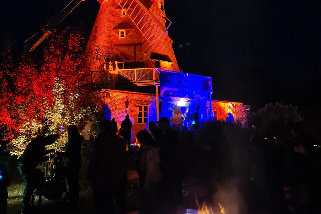 Halloween im Zoo Stralsund: Feuerschalen sorgen an der Mühle für eine geheimnisvolle Atmosphäre.