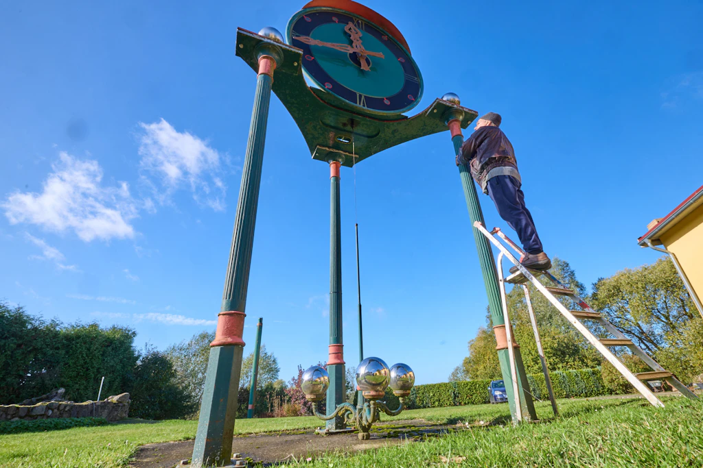Die selbstgebaute Drehpendeluhr von Helmuth Schmidt mit einer Höhe von 5,50 Metern und einem 210 Kilogramm schweren Riesenpendel.