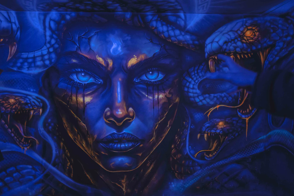 „Medusa unbroken“ von Aurum + Smok