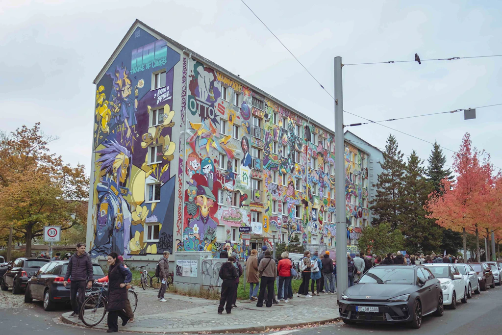 Der Wohnblock voller Graffitis ist in Dresden nicht zu übersehen.