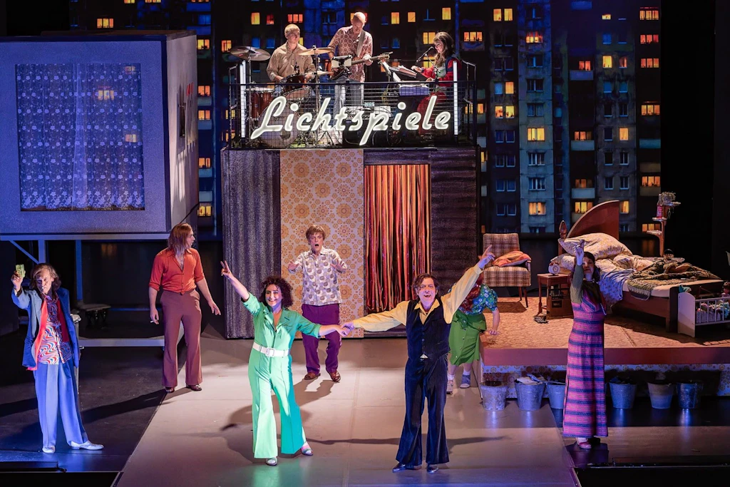 Premiere in Rostock: Szenen aus „Die Legende von Paul und Paula“ auf der Bühne des Volkstheaters.