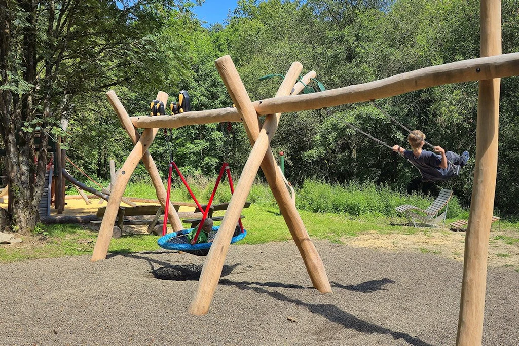 Waldspielplatz am Molkenhaus: Ein neues Federtier und eine Schaukel ergänzen jetzt die Anlage nahe Bad Harzburg.