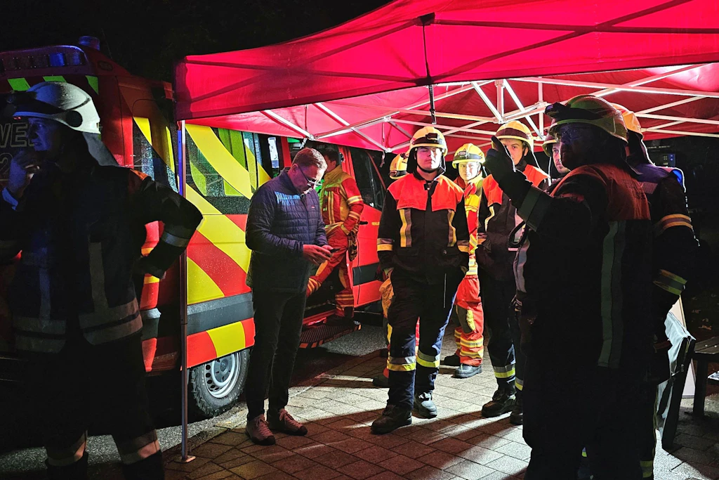 Berchtesgaden: Landrat Michael Koller (l) lässt sich unter einem Zeltdach von den Einsatzkräften die Lage schildern.