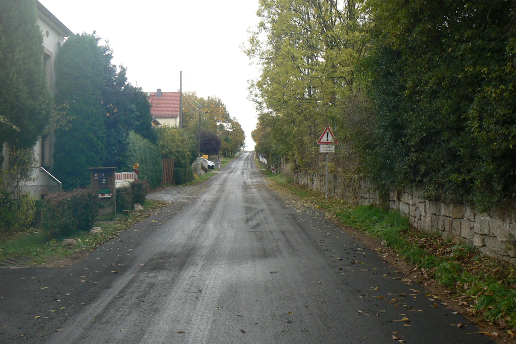 K8741 in Langenhennersdorf: Nach der Fahrbahnerneuerung ist die Ortsdurchfahrt wieder für den Verkehr frei.