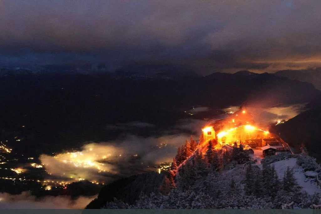 Webcam-Aufnahme des brennenden Kehlsteinhauses oberhalb von Berchtesgaden in der Nacht zum Samstag.