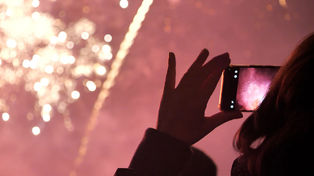 Drei Pyrotechnik-Teams liefern sich ein Duell im Ostragehege