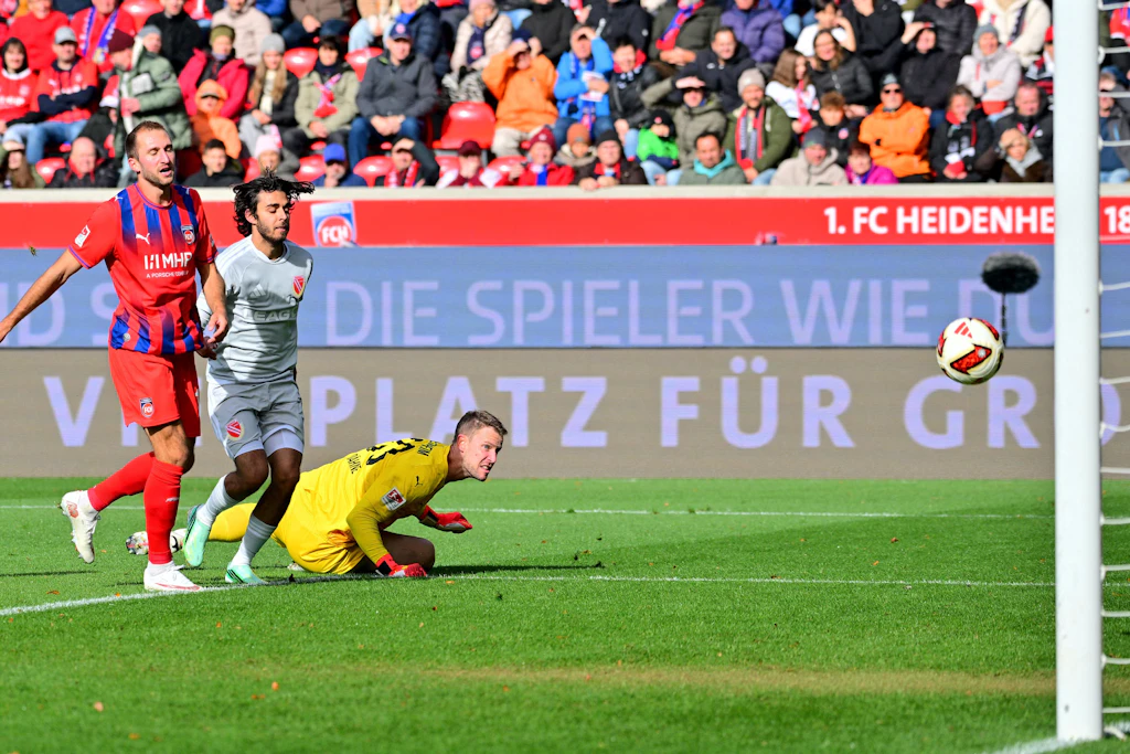 Lucas Copado erzielt das Tor zum 0:1.
