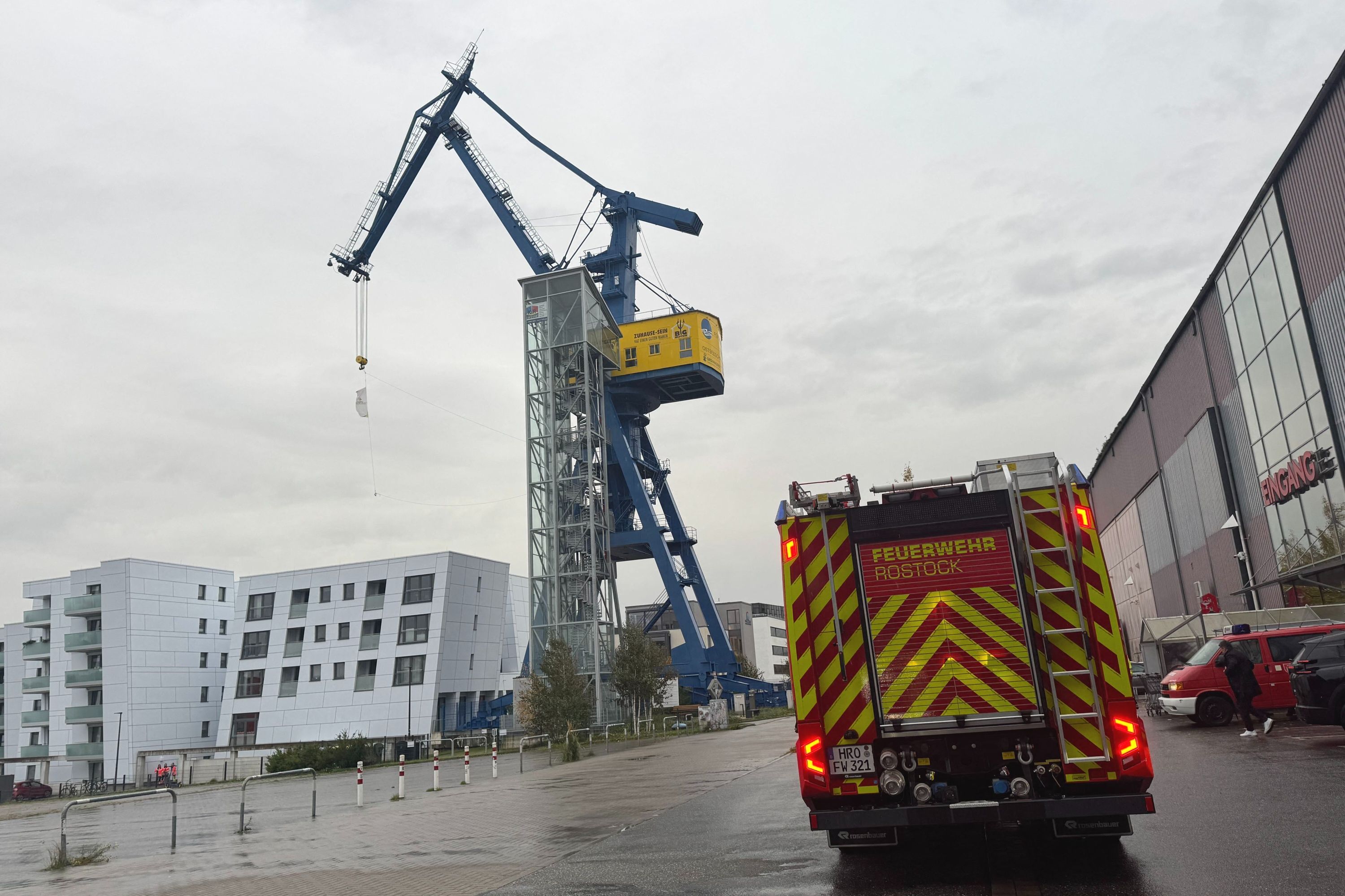Hellingkran in Rostock droht einzustürzen: 44 Wohnungen evakuiert