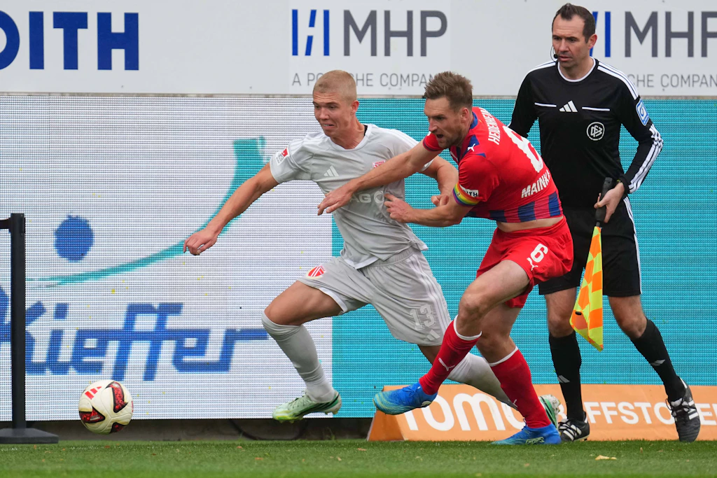 Dmytro Bogdanov (l.) im Zweikampf mit Patrick Mainka
